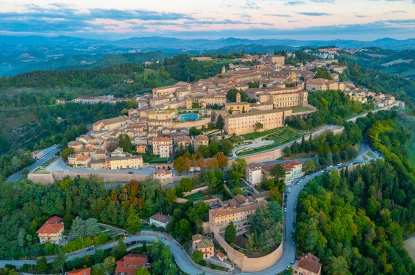 İtalyan şehri Urbino 'da gün doğumu manzarası.