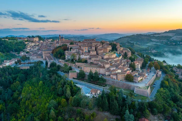 İtalyan şehri Urbino 'da gün doğumu manzarası.