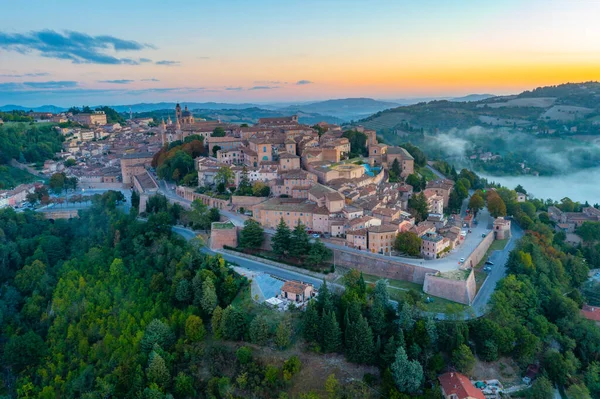 İtalyan şehri Urbino 'da gün doğumu manzarası.
