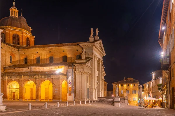 İtalya 'nın Urbino kentindeki Santa Maria Assunta katedralinin gün doğumu manzarası.