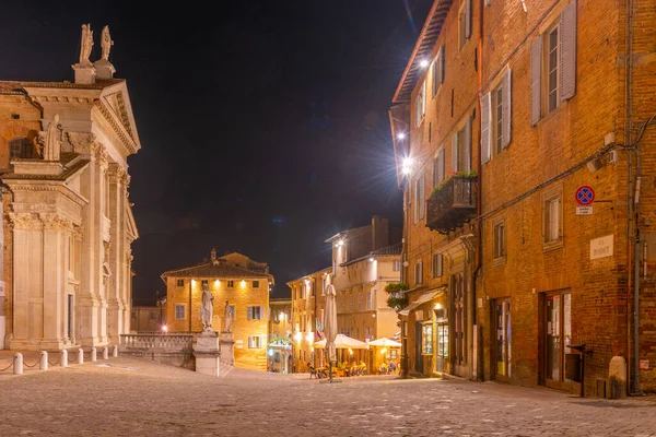 İtalya 'nın Urbino kentindeki Santa Maria Assunta katedralinin gün doğumu manzarası.