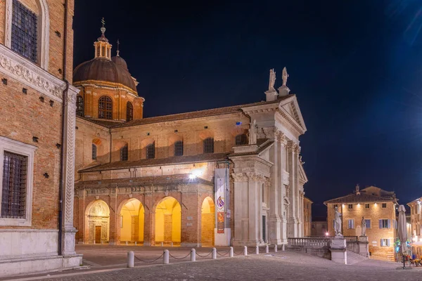 İtalya 'nın Urbino kentindeki Santa Maria Assunta katedralinin gün doğumu manzarası.