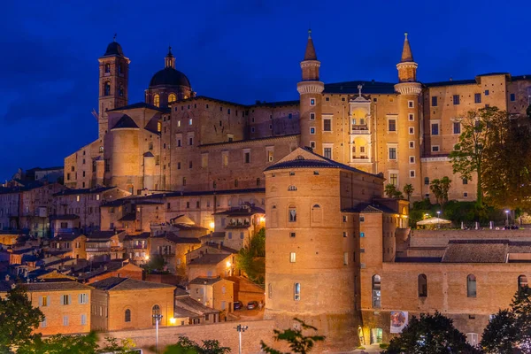 Urbino, İtalya 'nın günbatımı manzarası.
