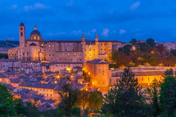 Urbino, İtalya 'nın günbatımı manzarası.