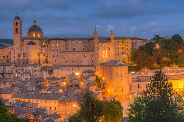 Urbino, İtalya 'nın günbatımı manzarası.