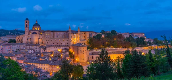 Urbino, İtalya 'nın günbatımı manzarası.