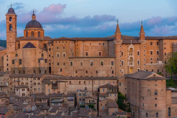 Urbino, İtalya 'nın günbatımı manzarası.