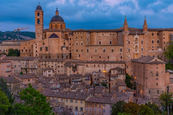 Urbino, İtalya 'nın günbatımı manzarası.