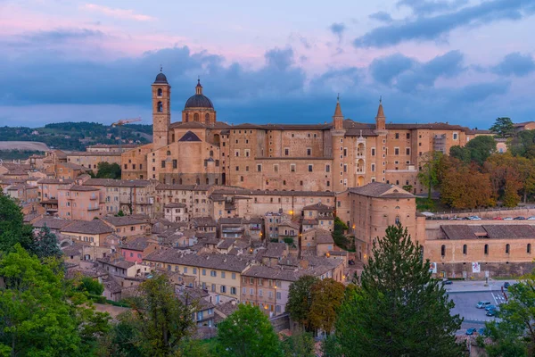 Urbino, İtalya 'nın günbatımı manzarası.