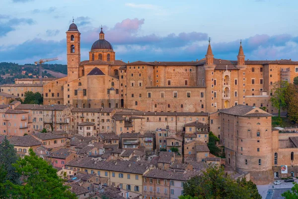 Urbino, İtalya 'nın günbatımı manzarası.