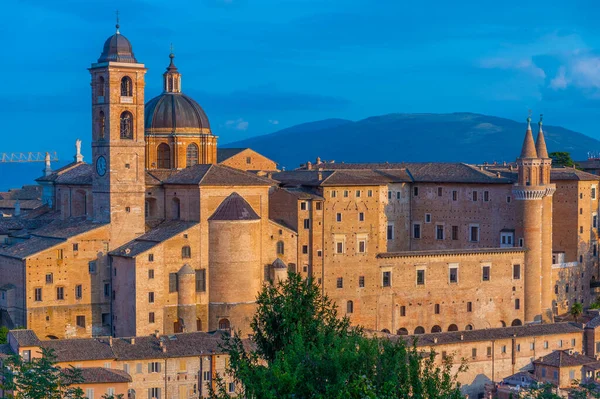 Urbino, İtalya 'nın günbatımı manzarası.