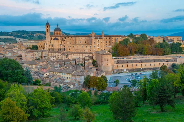 Urbino, İtalya 'nın günbatımı manzarası.
