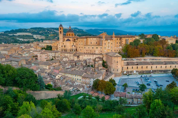 Urbino, İtalya 'nın günbatımı manzarası.