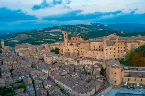 Urbino, İtalya 'nın günbatımı manzarası.