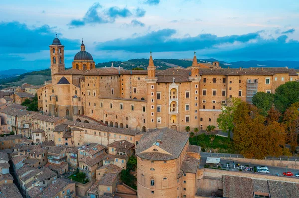Urbino, İtalya 'nın günbatımı manzarası.