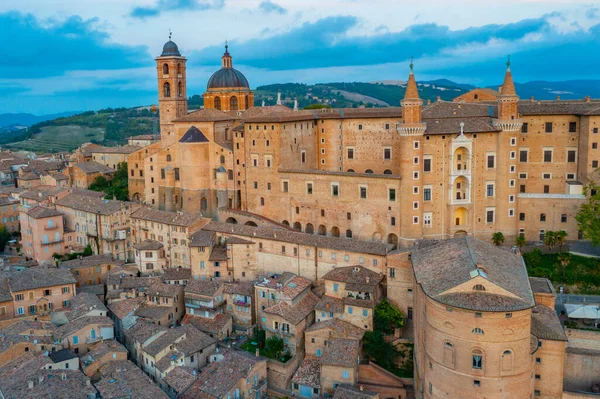 Urbino, İtalya 'nın günbatımı manzarası.