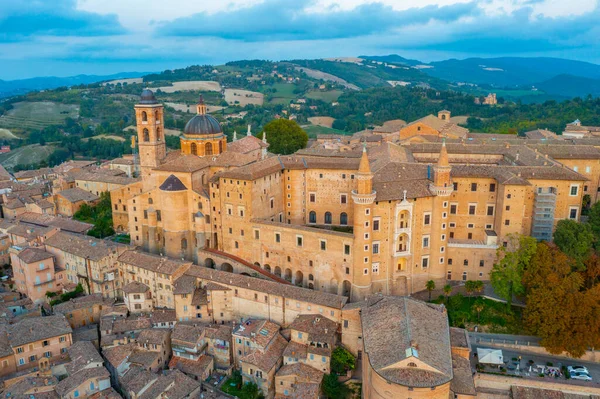 Urbino, İtalya 'nın günbatımı manzarası.