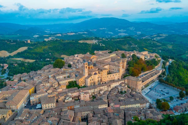 İtalyan şehri Urbino 'da gün batımı manzarası.