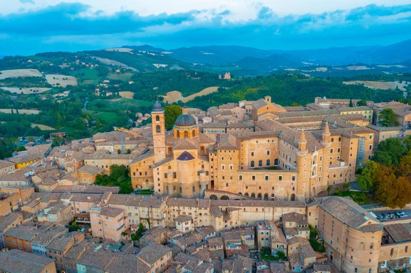 Urbino, İtalya 'nın günbatımı manzarası.