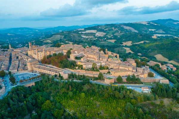 İtalyan şehri Urbino 'da gün batımı manzarası.