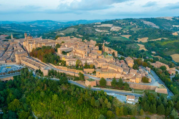İtalyan şehri Urbino 'da gün batımı manzarası.