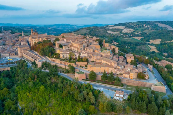 İtalyan şehri Urbino 'da gün batımı manzarası.