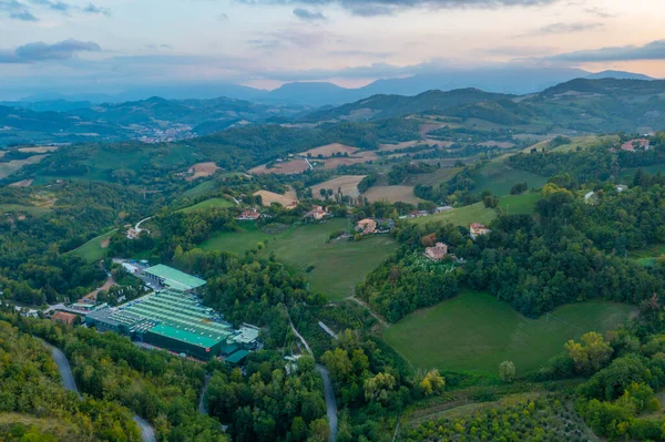 İtalya Urbino yakınlarındaki Marche bölgesinin dağlık arazisinde gün doğumu.