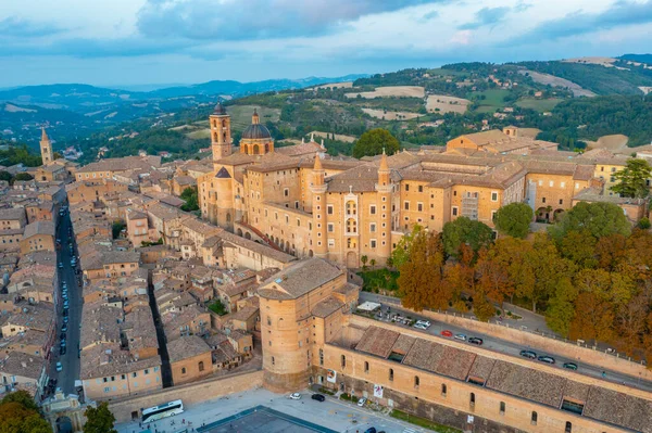 Urbino, İtalya 'nın günbatımı manzarası.
