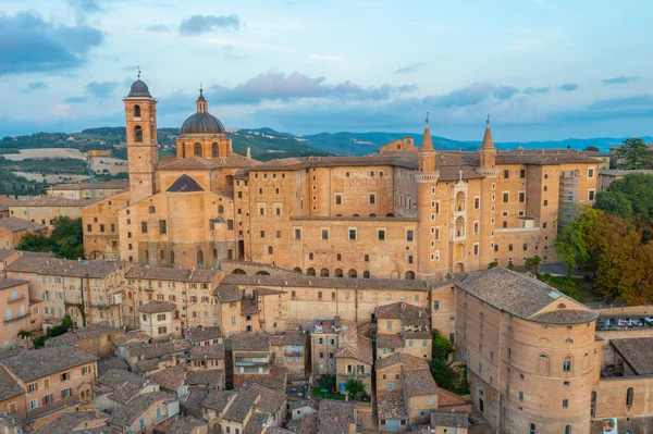 Urbino, İtalya 'nın günbatımı manzarası.