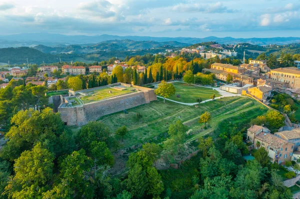 İtalyan kenti Urbino 'daki Albornoz kalesi.