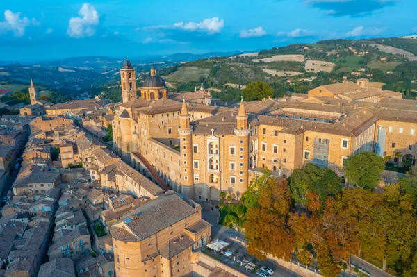Urbino, İtalya 'nın günbatımı manzarası.