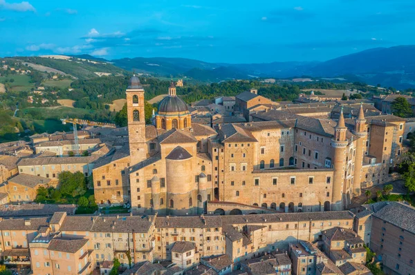 Urbino, İtalya 'nın günbatımı manzarası.