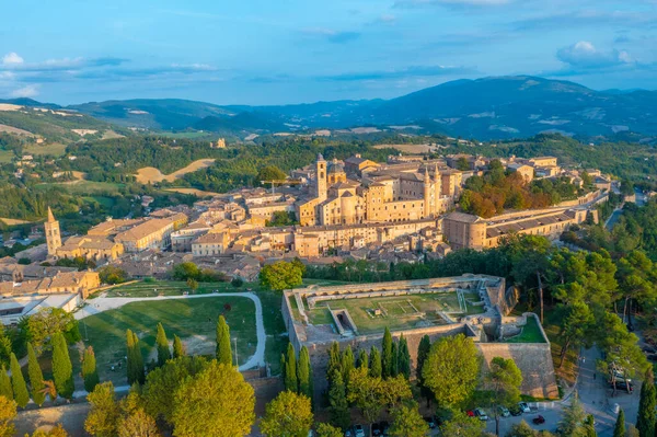 İtalyan şehri Urbino 'da gün batımı manzarası.