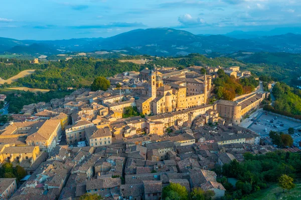 İtalyan şehri Urbino 'da gün batımı manzarası.