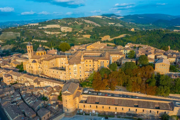 İtalyan şehri Urbino 'da gün batımı manzarası.