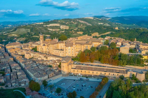 İtalyan şehri Urbino 'da gün batımı manzarası.