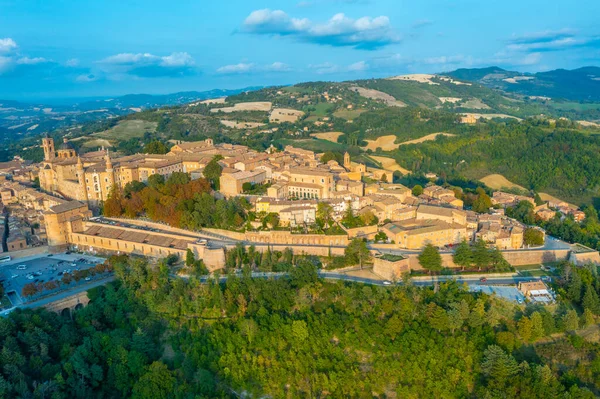 İtalyan şehri Urbino 'da gün batımı manzarası.