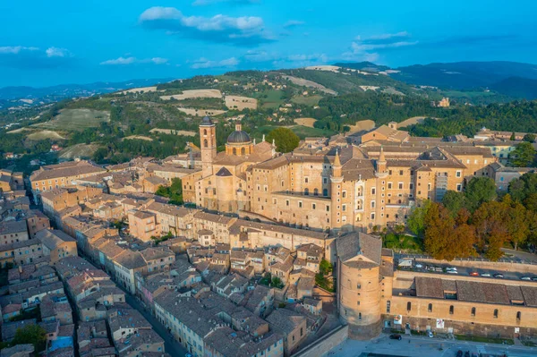 İtalyan şehri Urbino 'da gün batımı manzarası.