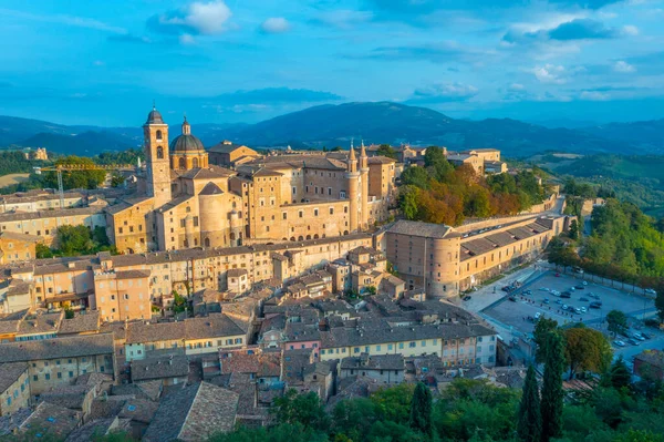 İtalyan şehri Urbino 'da gün batımı manzarası.
