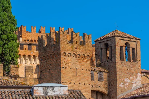 İtalya 'daki Gradara kalesinin tahkimatı.