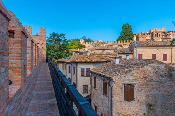 İtalya 'daki Gradara kalesinin tahkimatı.