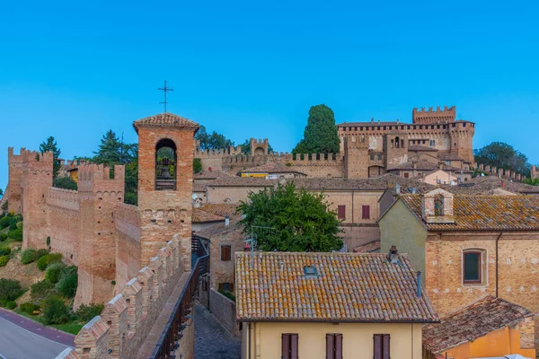 İtalya 'nın güneyindeki Castello di Gradara köyüne bakıyor..
