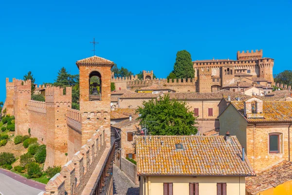 İtalya 'nın güneyindeki Castello di Gradara köyüne bakıyor..