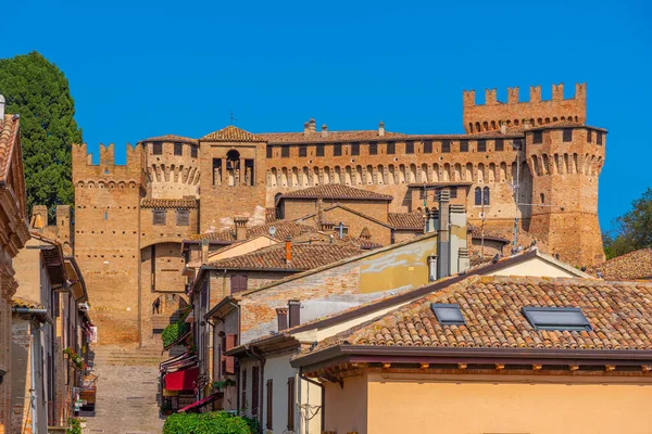 İtalya 'nın güneyindeki Castello di Gradara köyüne bakıyor..