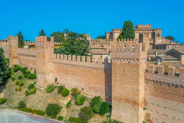 İtalya 'nın güneyindeki Castello di Gradara köyüne bakıyor..