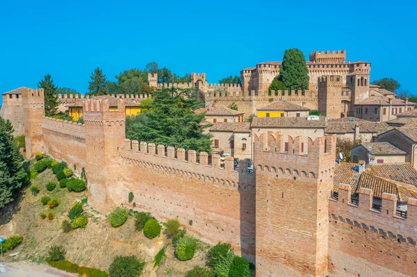 İtalya 'nın güneyindeki Castello di Gradara köyüne bakıyor..