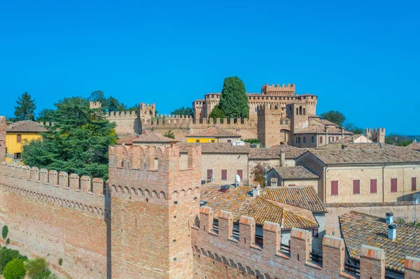 İtalya 'nın güneyindeki Castello di Gradara köyüne bakıyor..