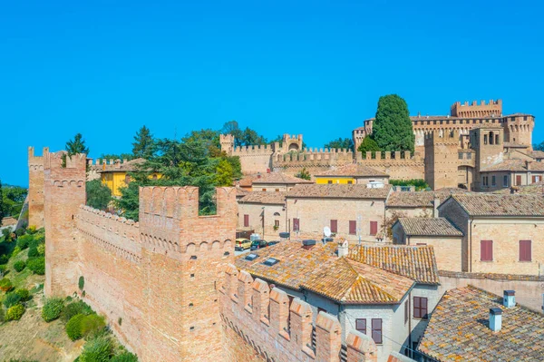 İtalya 'nın güneyindeki Castello di Gradara köyüne bakıyor..