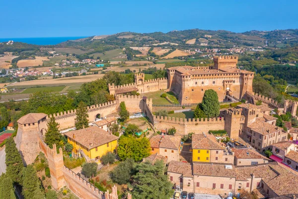 İtalya 'nın güneyindeki Castello di Gradara köyüne bakıyor..