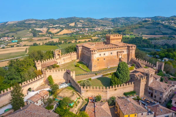 İtalya 'nın güneyindeki Castello di Gradara köyüne bakıyor..